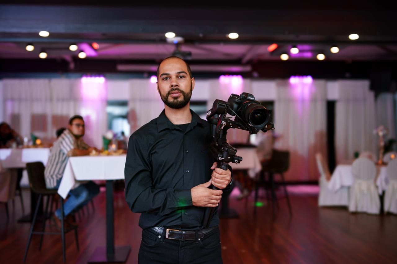 Stephan Sijsling, trouwfilmer bij FotoVideoWerk, met camera op gimbal